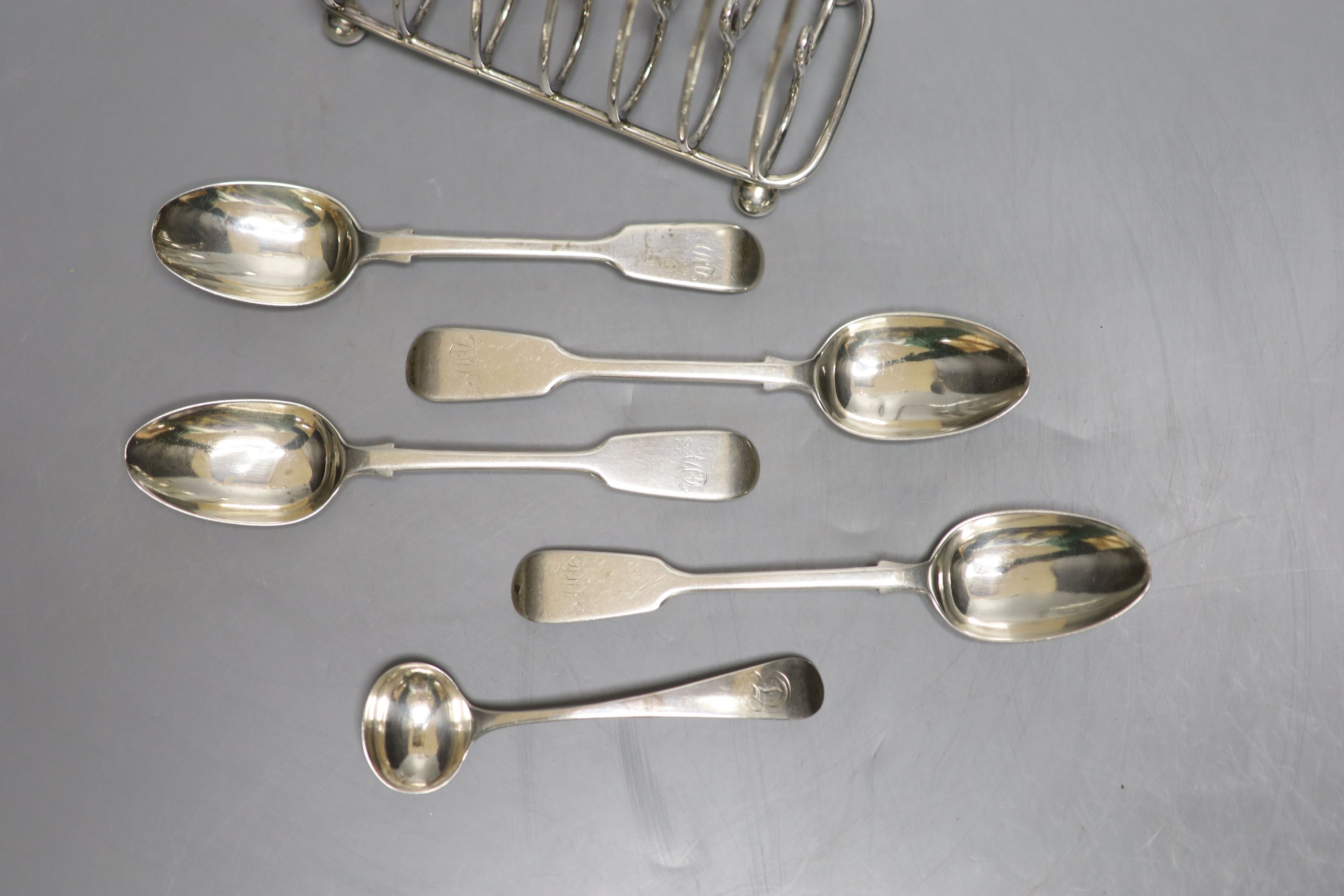 A silver toast rack, a set of four Victorian silver teaspoons and a George III salt spoon, 7.5oz.